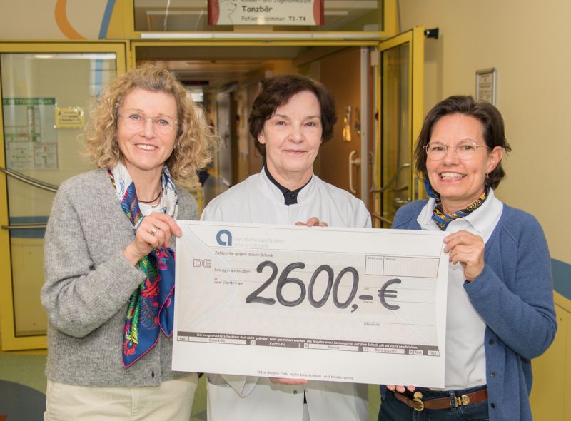 Karmeliten-Apotheke spendet 2.600,- Euro an Station Tanzbär der Missio Kinderklinik