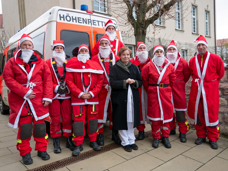 Feuerwehr-Nikoläuse überraschen Patienten der Missio Kinderklinik